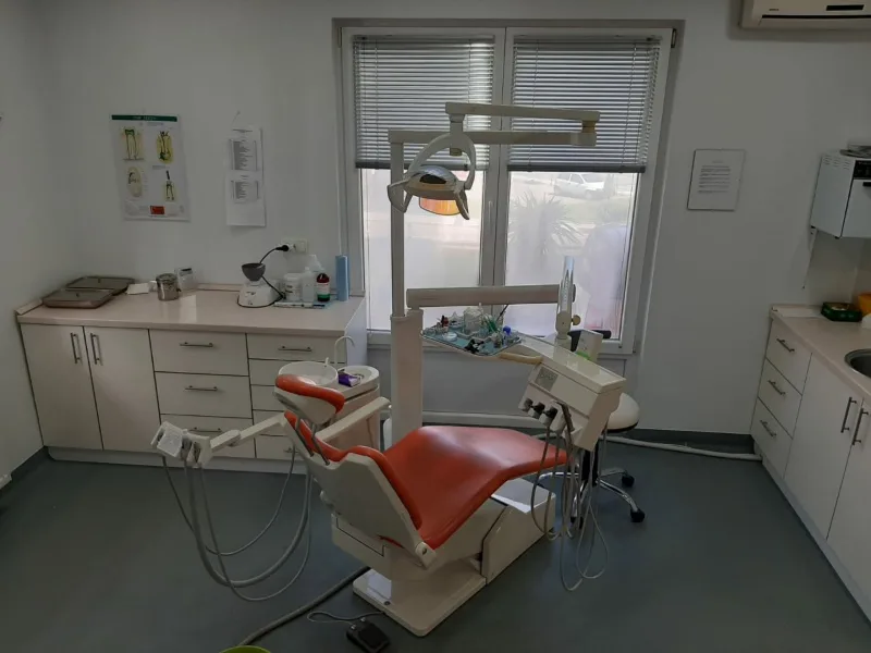 Druga ordinacijska sala, stolica uz prozor