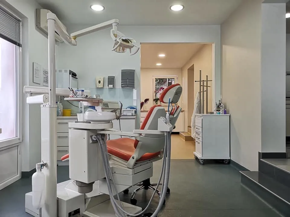 Ordinacijska sala sa stomatološkom stolicom i pogledom prema hodniku