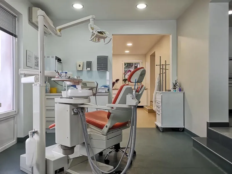 Ordinacijska sala sa stomatološkom stolicom i pogledom prema hodniku